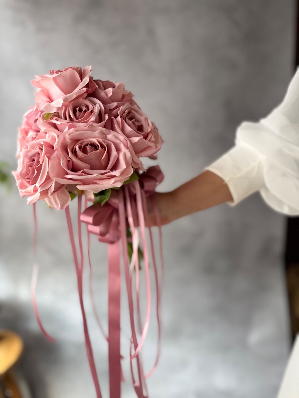 レンタル戻り】くすみピンク×リボンクラッチブーケ☆ブートニア - メルカリ