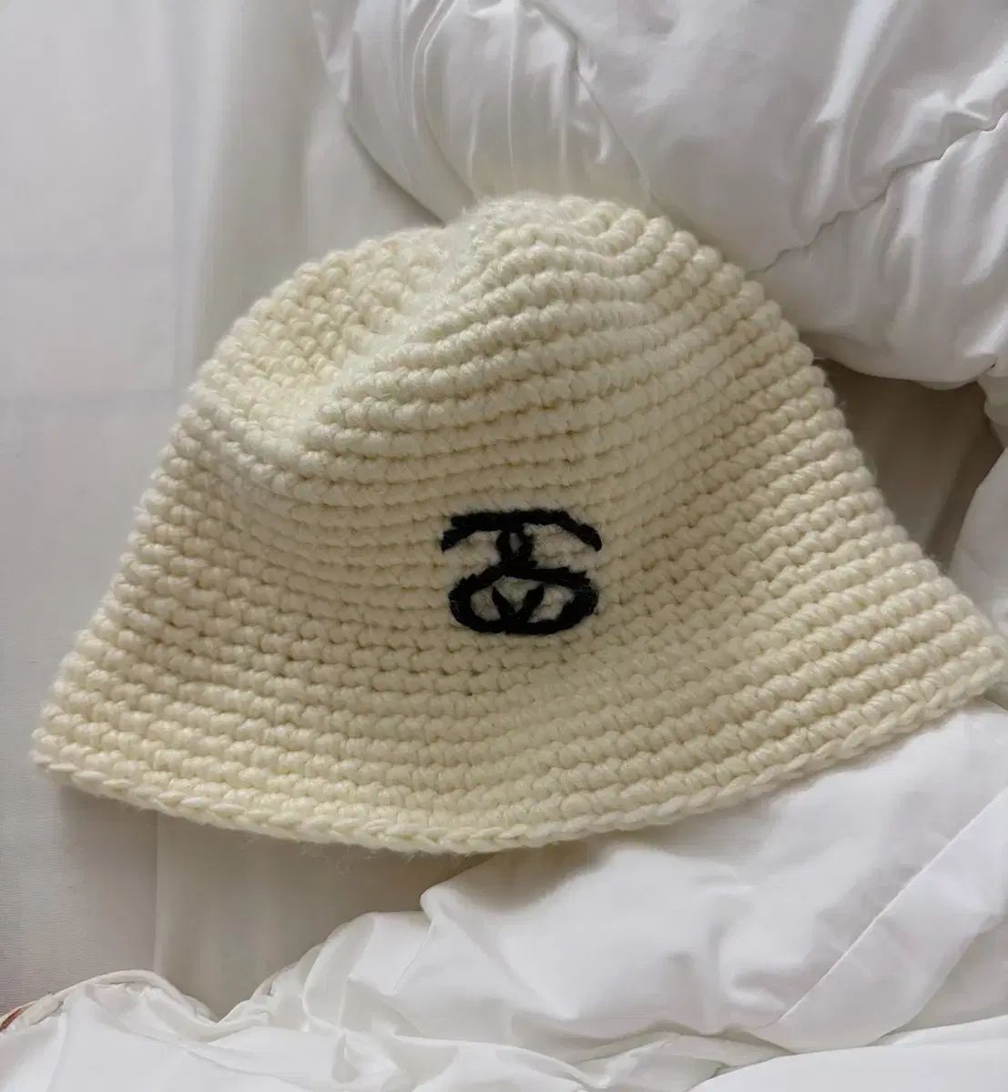 レアカラー　【超美品・ほぼ未使用】stussy ニットハット STUSSY ニット バケットハット アイボリー - メルカリ