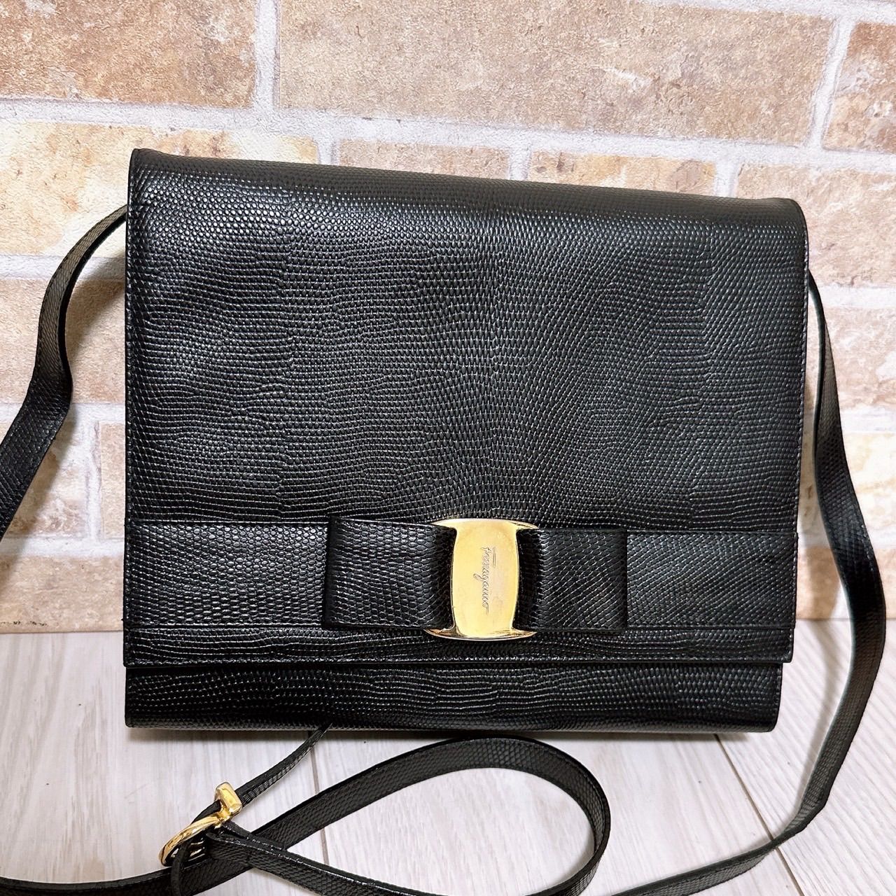 美品) Ferragamo(フェラガモ)ショルダーバッグ ヴァラ - メルカリ