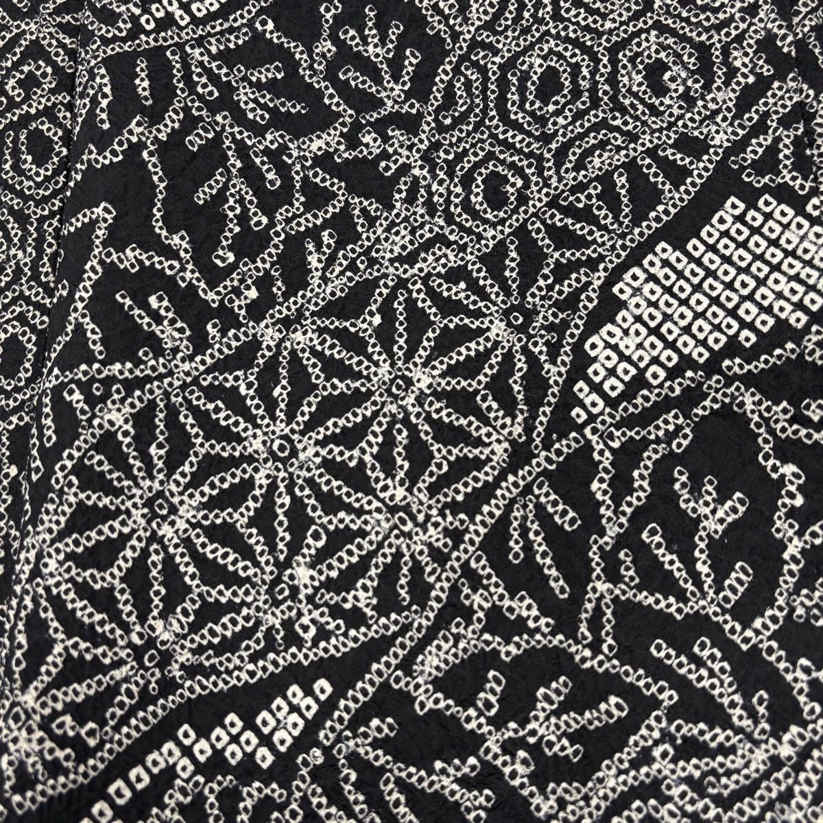 美品】 小紋 身丈151.5cm 裄丈66.5cm M 袷 有職文様 草花 総絞り 黒