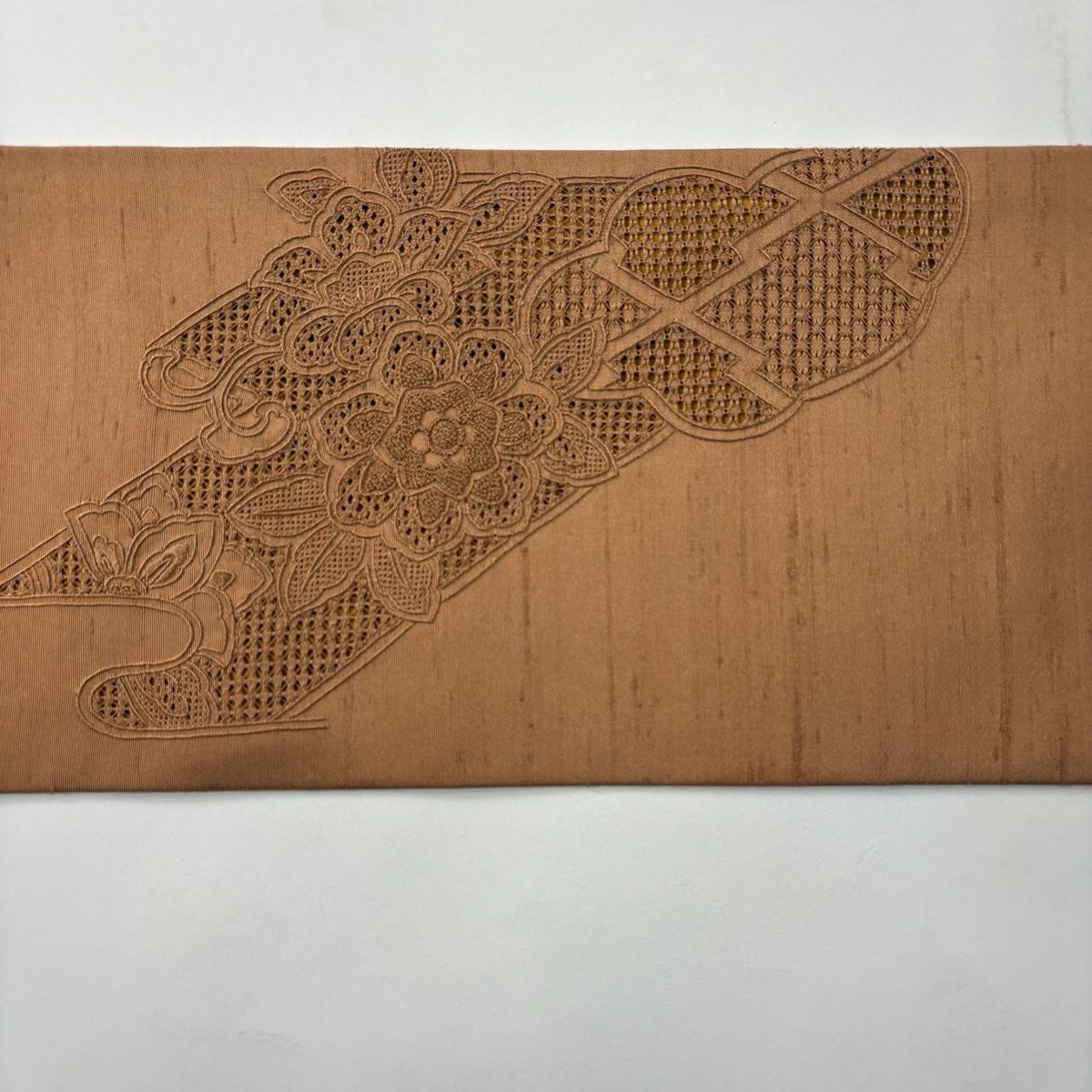 美品】 名古屋帯 秀品 紬地 雲文 草花 汕頭刺繍 薄茶色 正絹 【中古