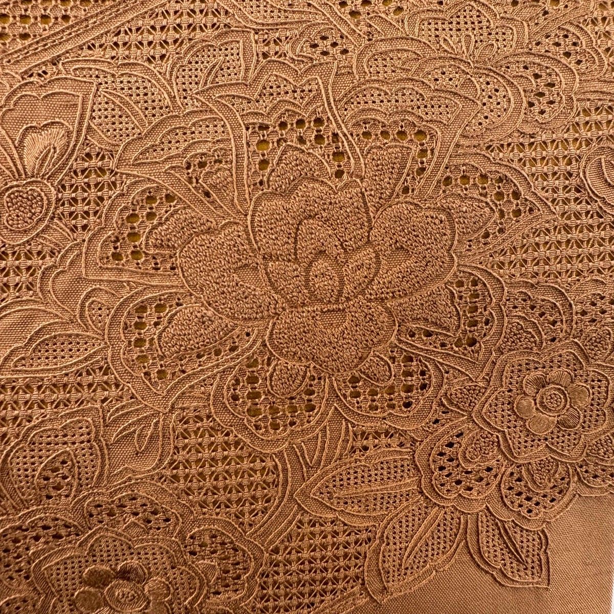 美品】 名古屋帯 秀品 紬地 雲文 草花 汕頭刺繍 薄茶色 正絹 【中古