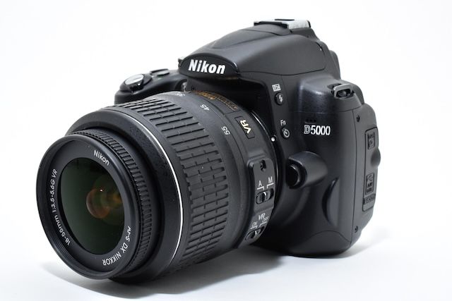 良品＞ Nikon デジタル一眼レフカメラ D5000 レンズキット（18-55mm f