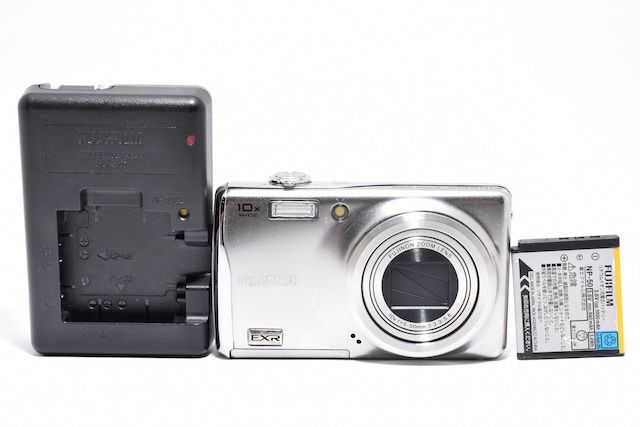 並品＞ FUJIFILM FinePix (ファインピックス) F70 EXR シルバー