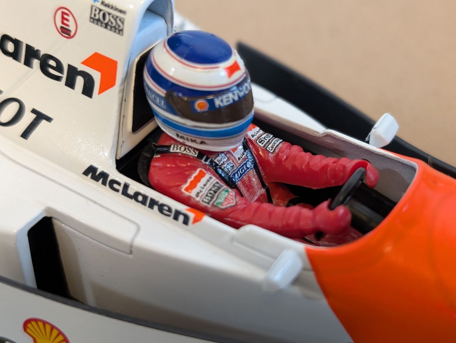 1/18ミニチャンプス マクラーレン プジョーMP4/9 ミカ・ハッキネン