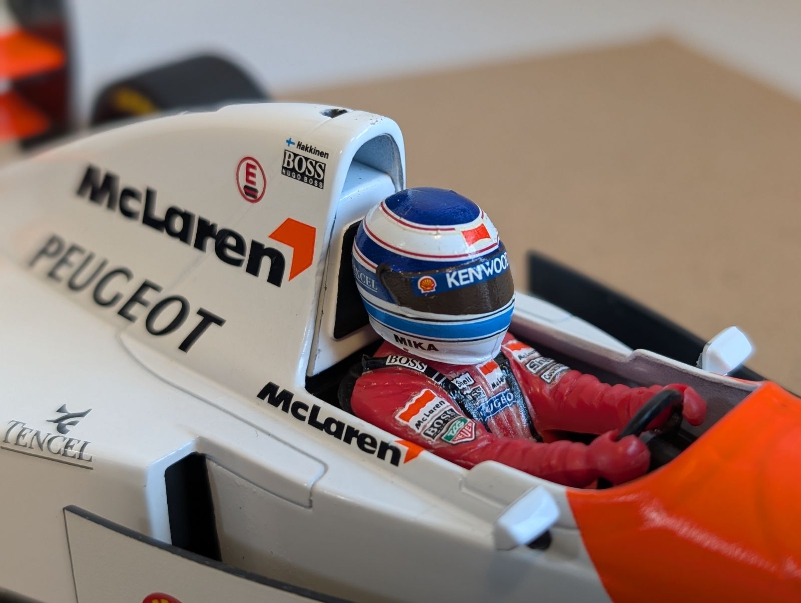 1/18ミニチャンプス マクラーレン プジョーMP4/9 ミカ・ハッキネン