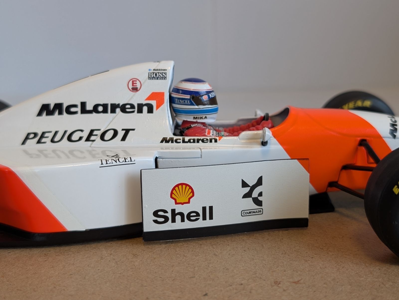 1/18ミニチャンプス マクラーレン プジョーMP4/9 ミカ・ハッキネン