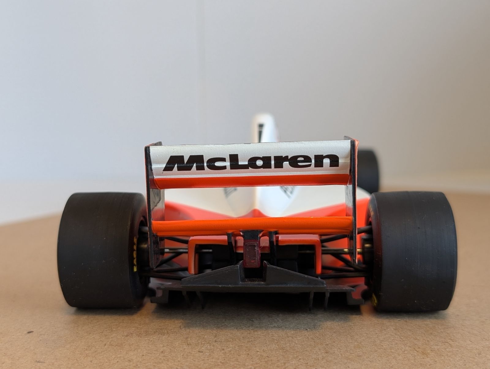 1/18ミニチャンプス マクラーレン プジョーMP4/9 ミカ・ハッキネン