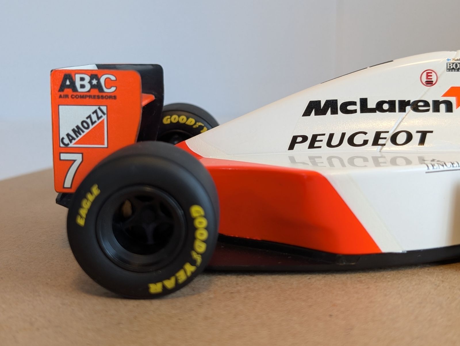 1/18ミニチャンプス マクラーレン プジョーMP4/9 ミカ・ハッキネン