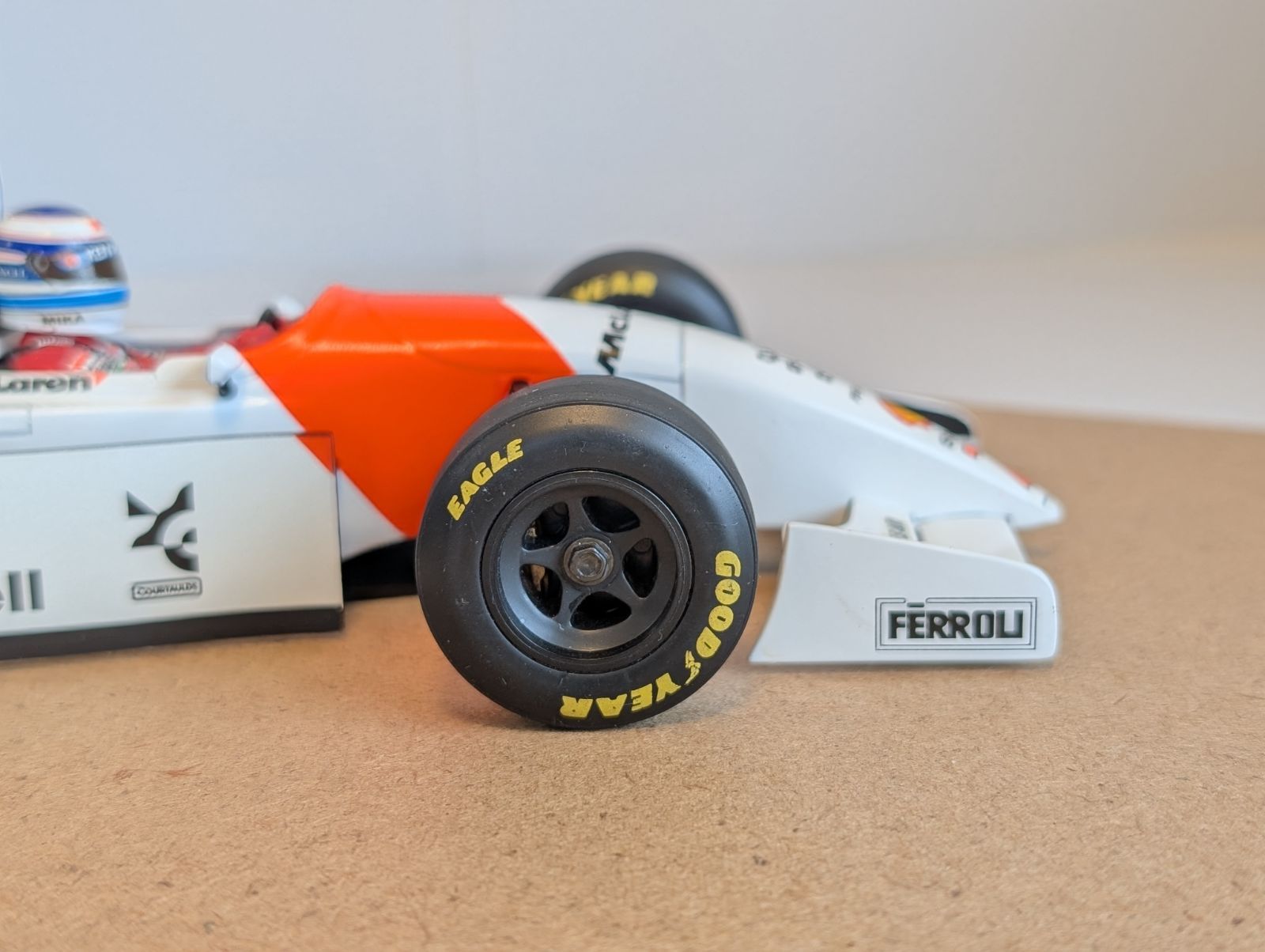 1/18ミニチャンプス マクラーレン プジョーMP4/9 ミカ・ハッキネン