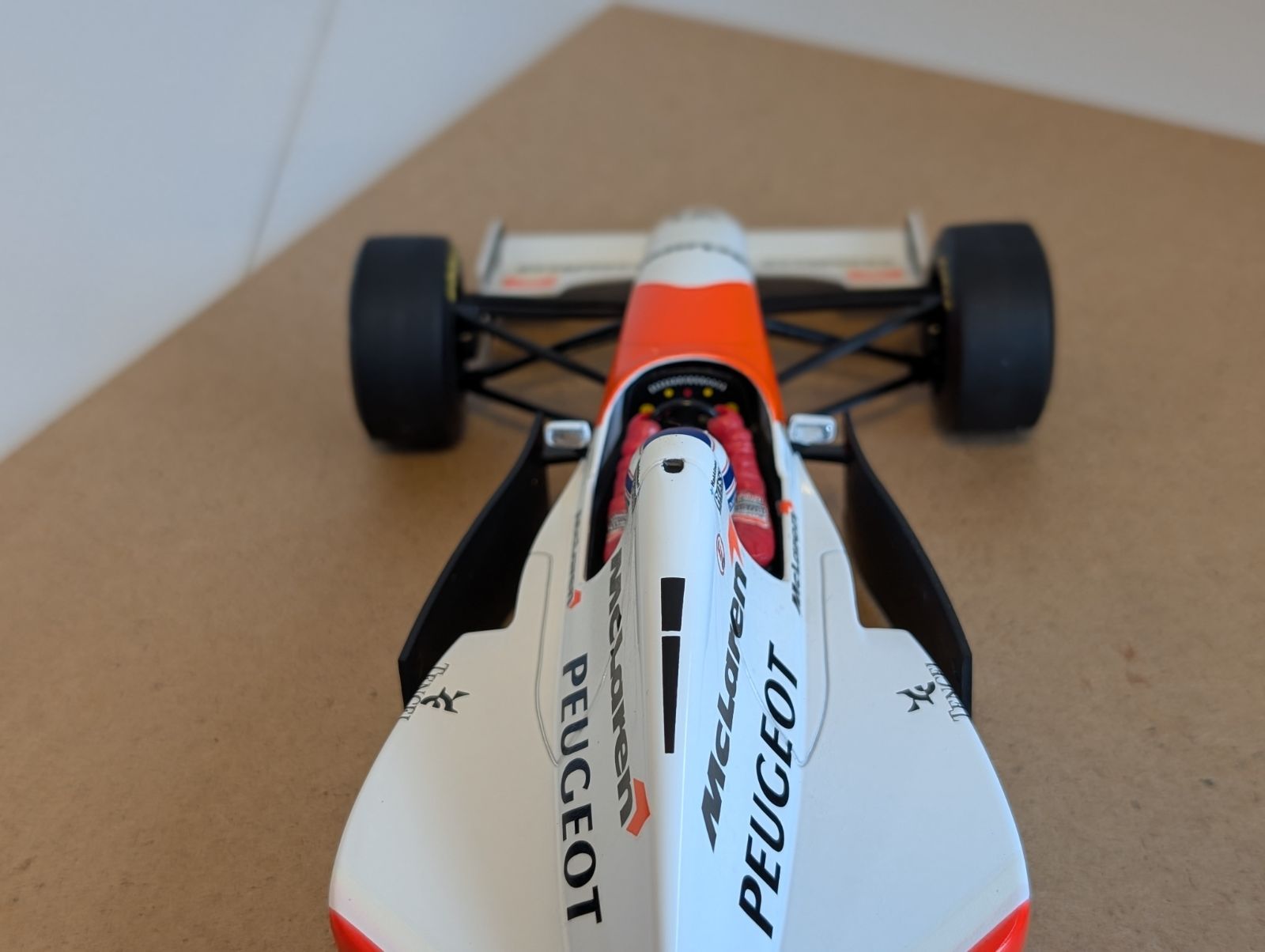1/18ミニチャンプス マクラーレン プジョーMP4/9 ミカ・ハッキネン