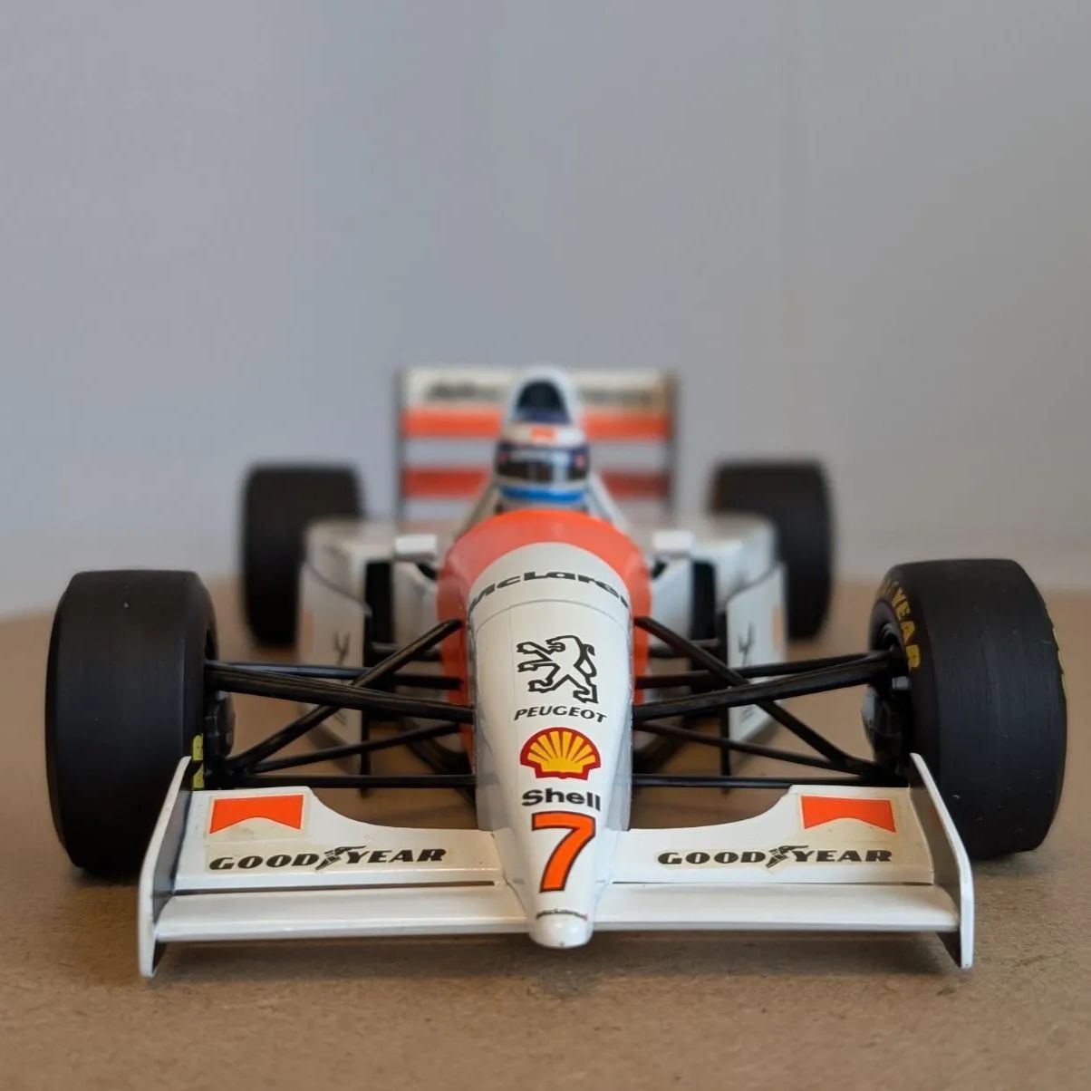 1/18ミニチャンプス マクラーレン プジョーMP4/9 ミカ・ハッキネン