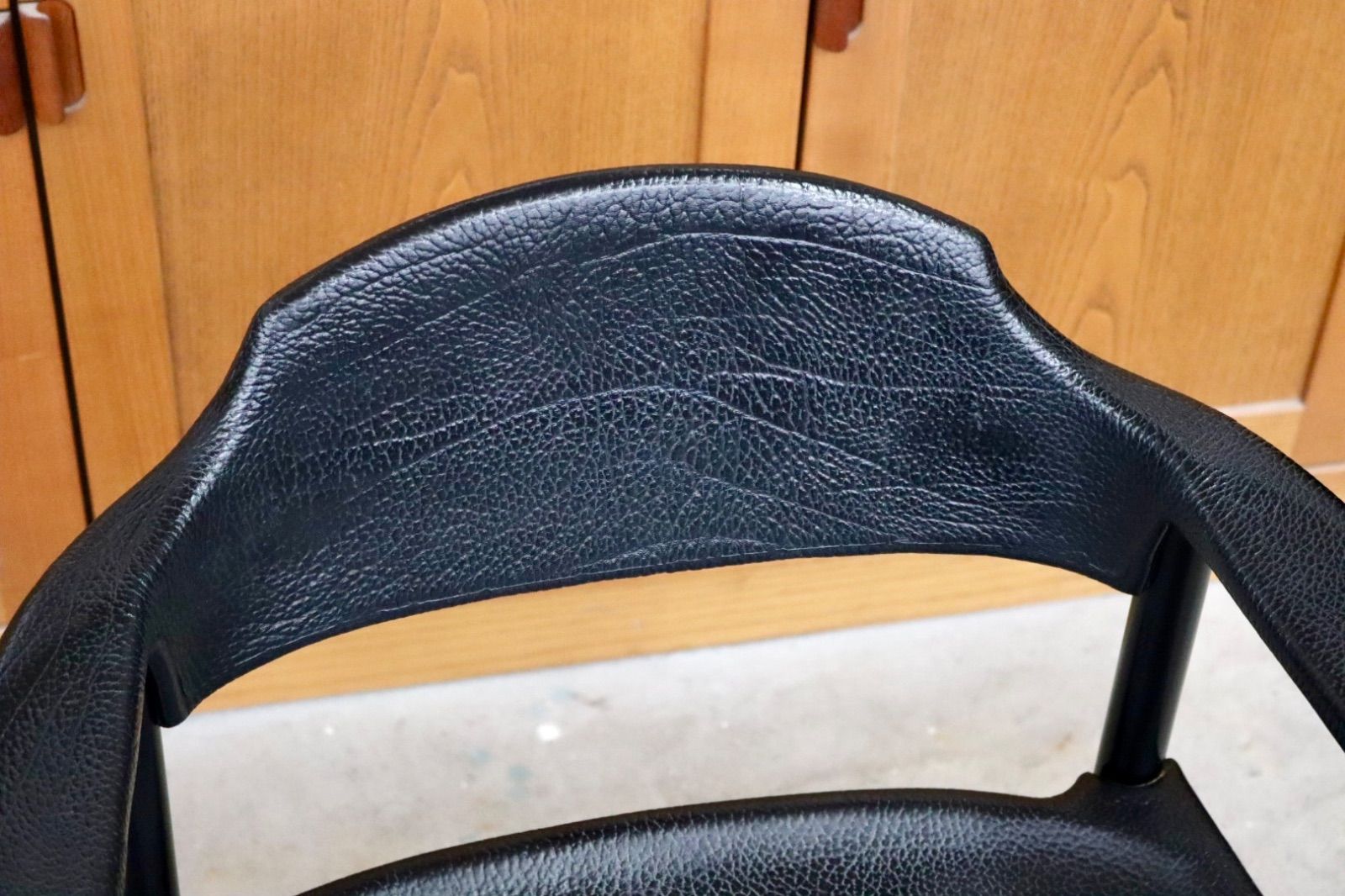 GMIS471K○レオナルド アームチェア ブラック スイス デザイナーズ家具