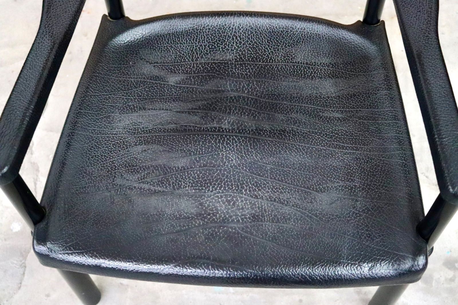 GMIS471K○レオナルド アームチェア ブラック スイス デザイナーズ家具