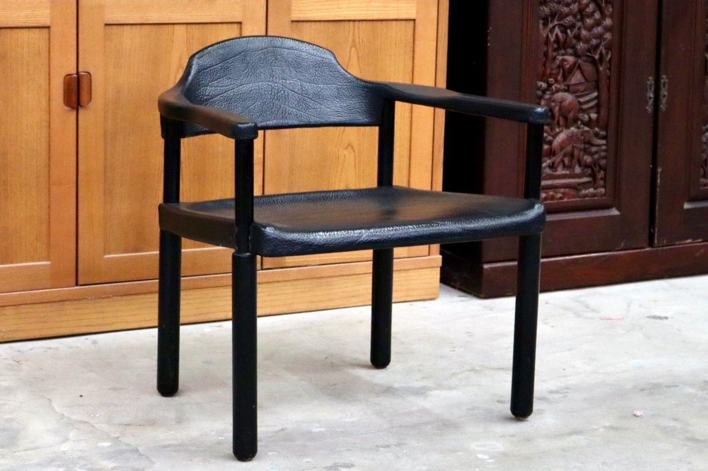 GMIS471K○レオナルド アームチェア ブラック スイス デザイナーズ家具