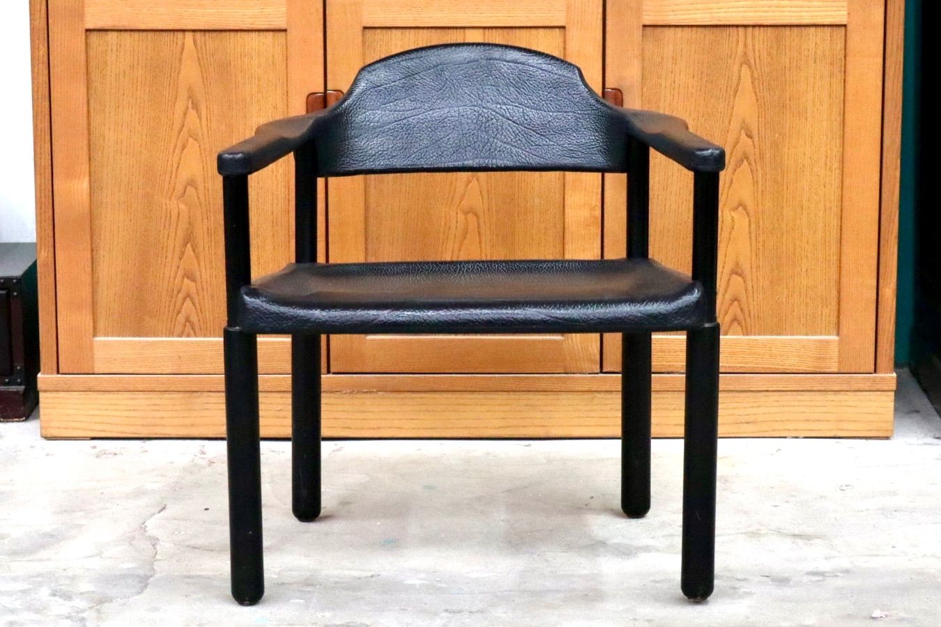 GMIS471K○レオナルド アームチェア ブラック スイス デザイナーズ家具