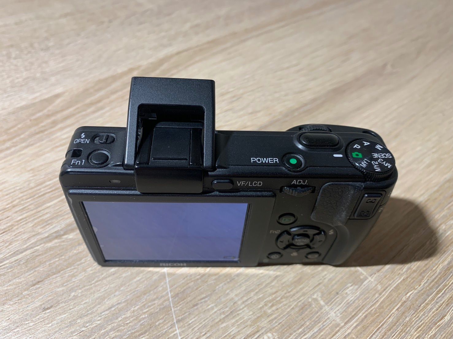 7986 RICOH GX200 ブラック デジカメ 美品 - メルカリ