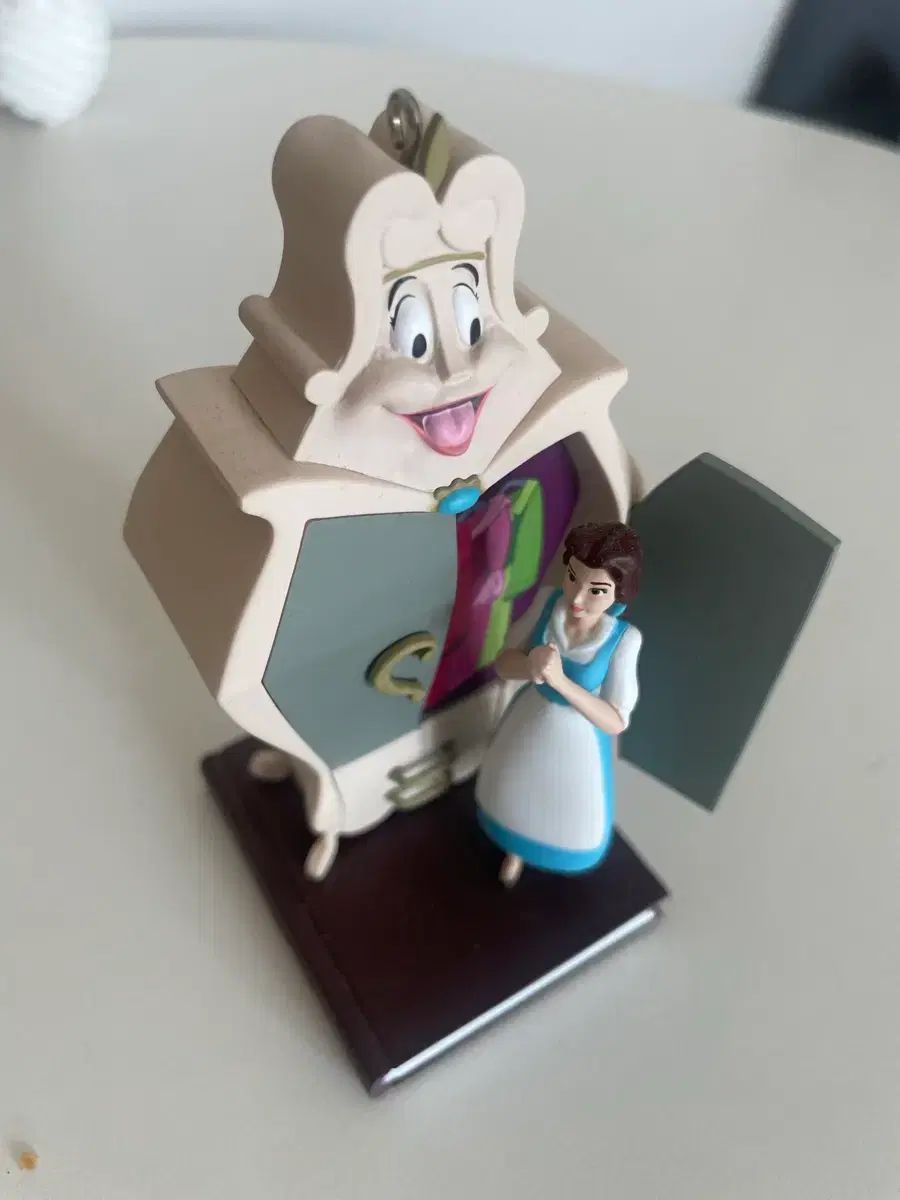 ホールマーク ディズニー オーナメント 美女と野獣 ベル クローゼット