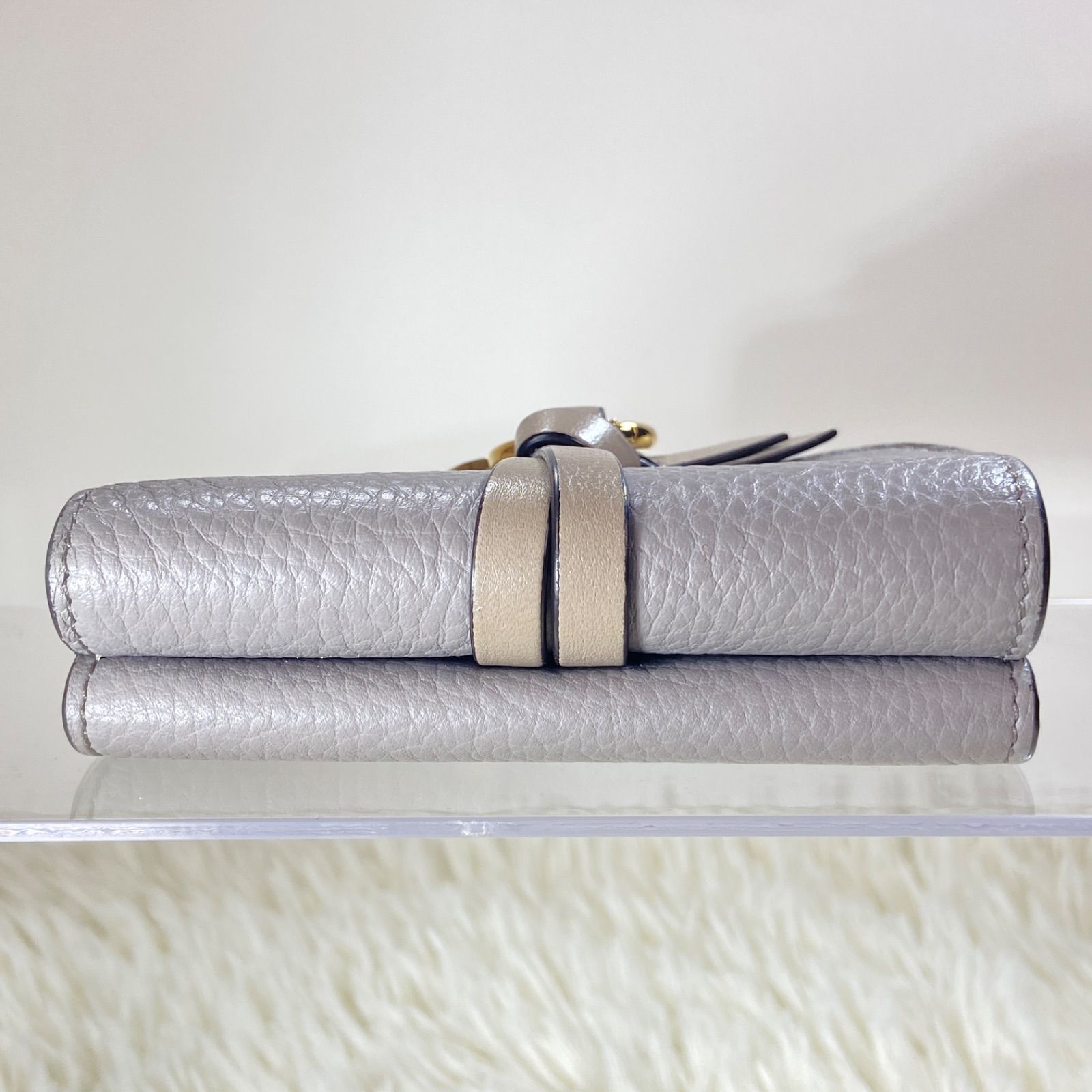 Chloé クロエ 三つ折り財布 グレージュ レザー チャーム付き ゴールド