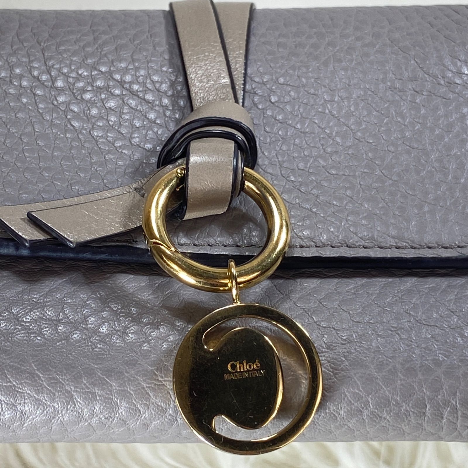 Chloé クロエ 三つ折り財布 グレージュ レザー チャーム付き ゴールド