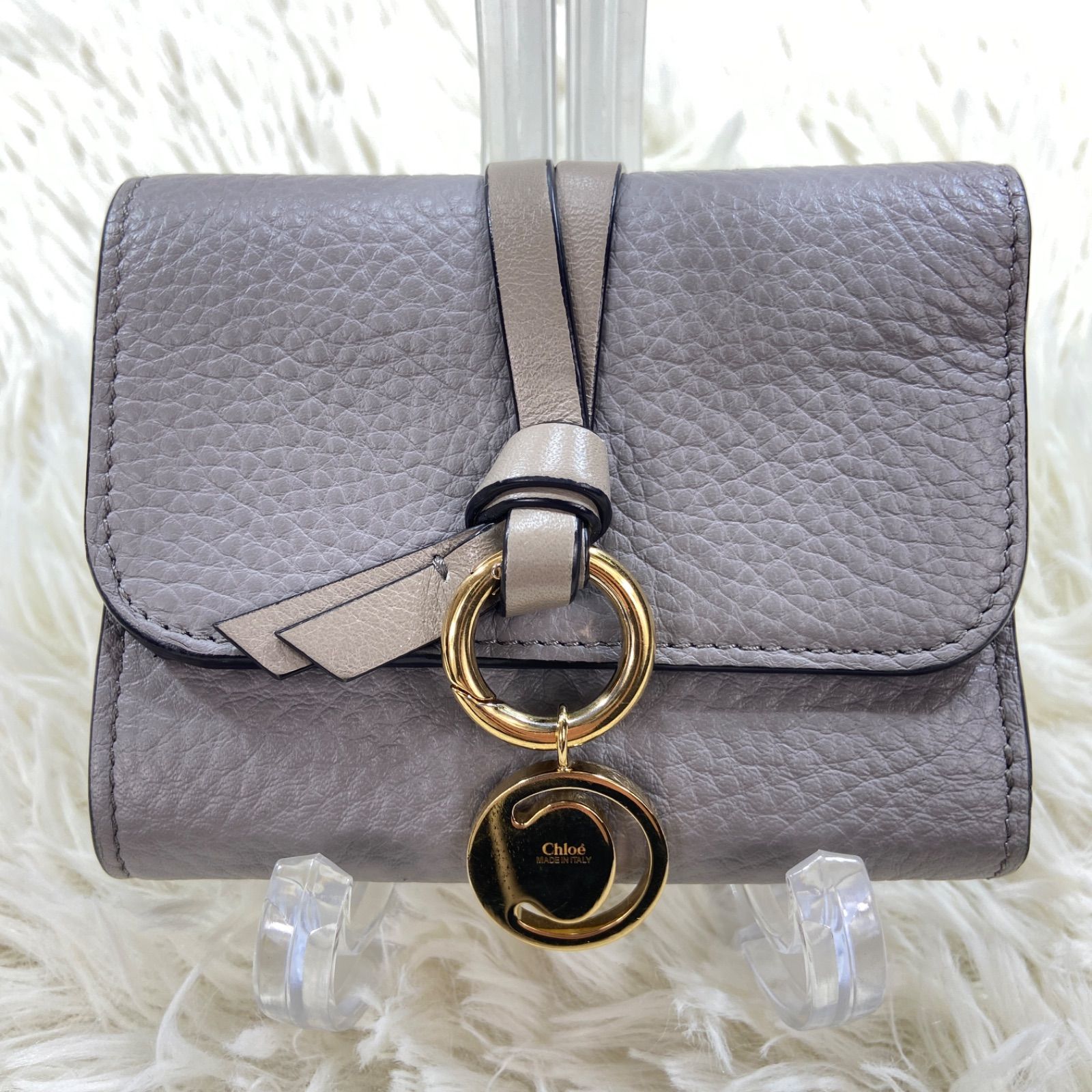 Chloe グレー 三つ折り財布 チャーム付き Chloé クロエ 三つ折り財布 グレージュ レザー チャーム付き ゴールド