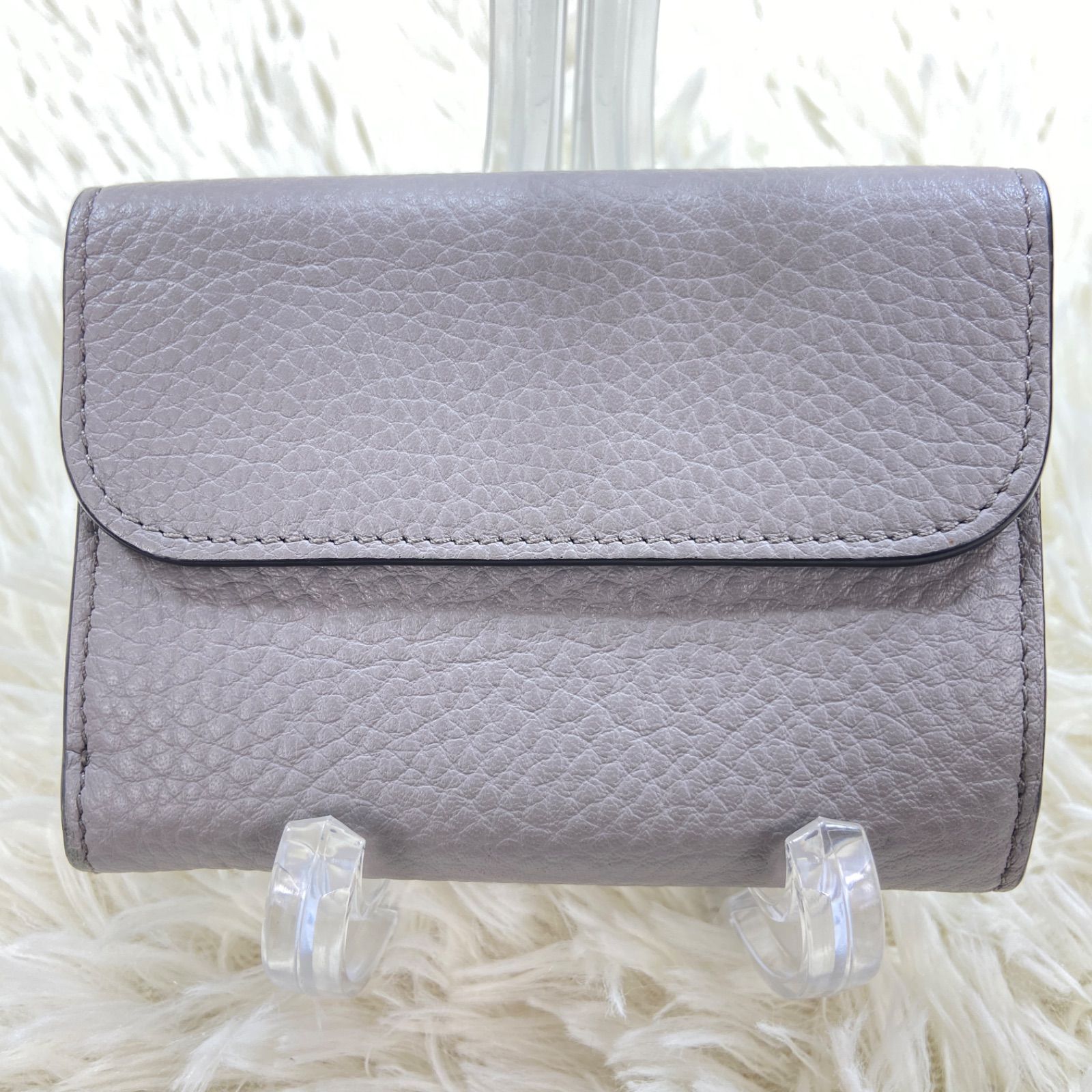 Chloé クロエ 三つ折り財布 グレージュ レザー チャーム付き ゴールド