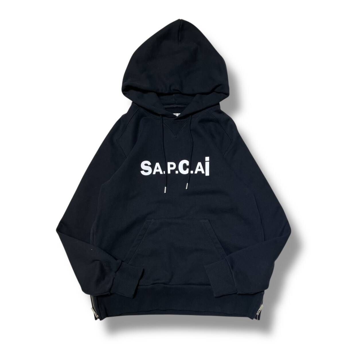 sacai サカイ パーカー フーディ ブラック サイドファスナー A.P.C ×sacai ロゴプリントサイドファスナーフーディー M ブラック