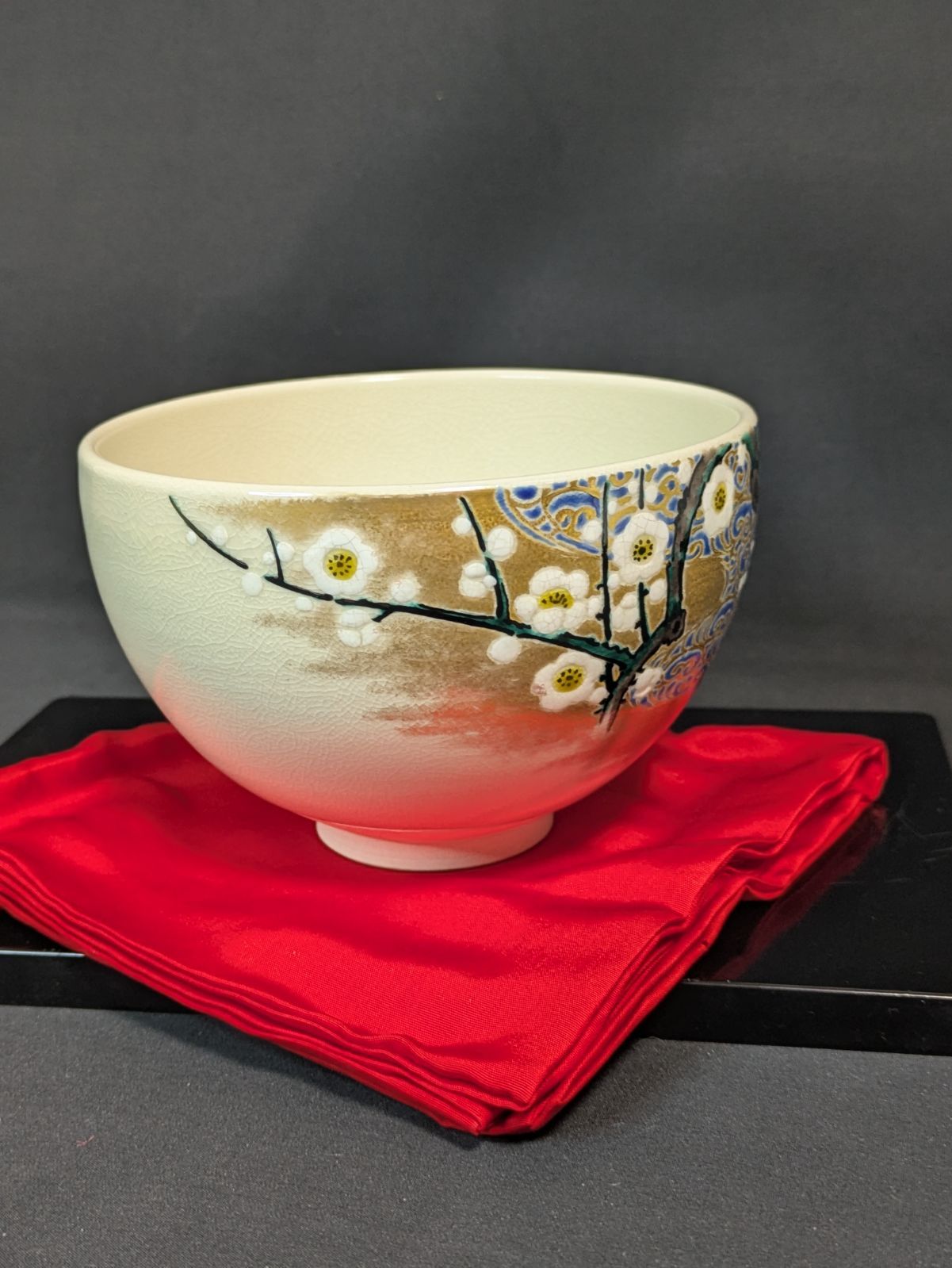 九谷焼 東山作 抹茶碗 金彩白梅流水文 共箱 共布 栞 伝統工芸 茶道具