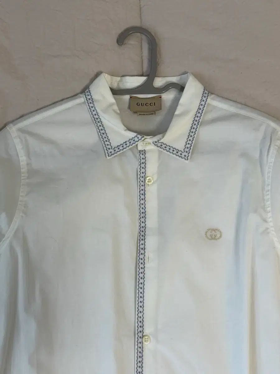 Gucci アイボリー GGロゴ　ブラウス　S 美品　早い者勝ち グッチ 白 刺繍 シャツ ブラウス GGロゴ ブランドシャツ - メルカリ