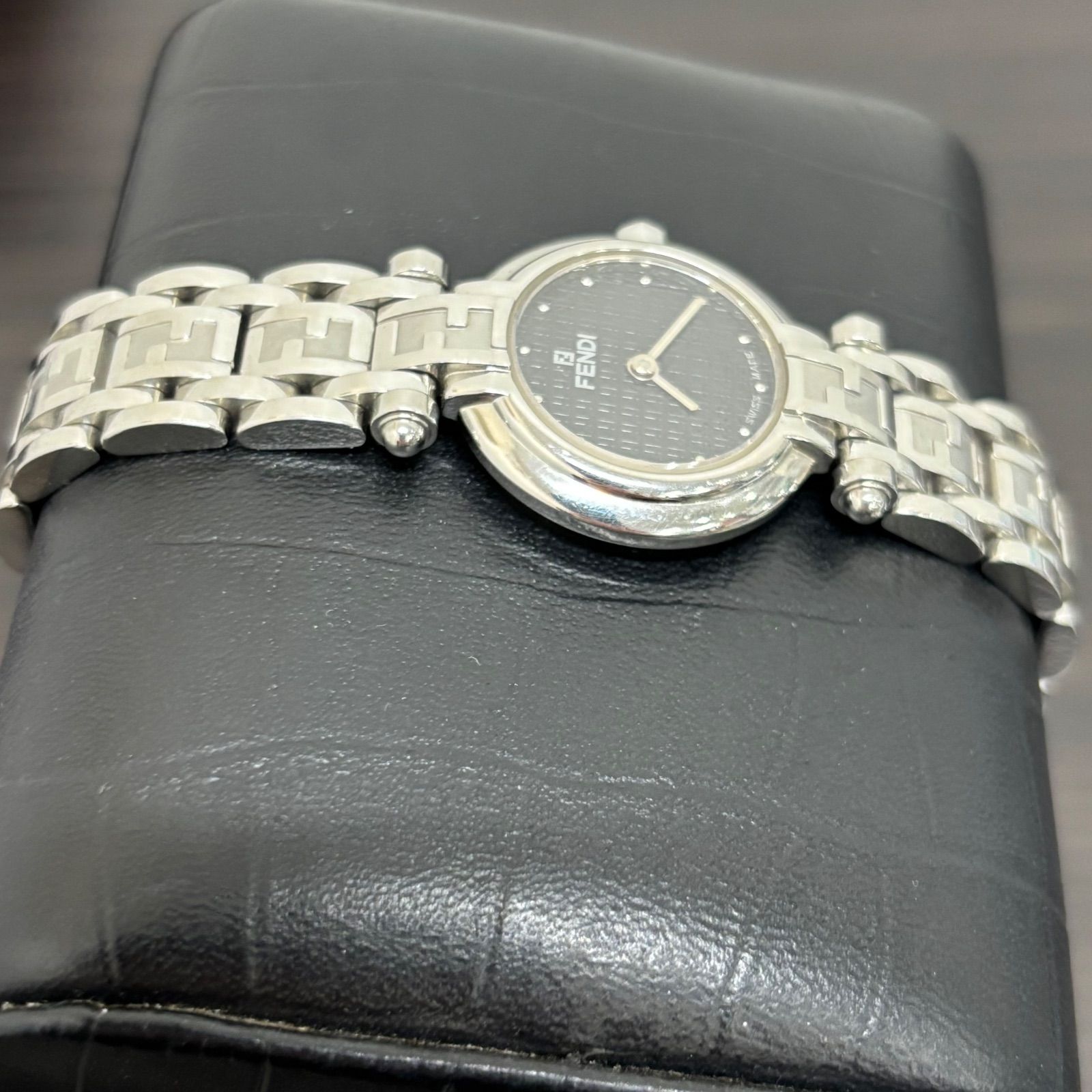 FENDI フェンディ 腕時計 ズッカ柄 シルバーカラー ブラック文字盤
