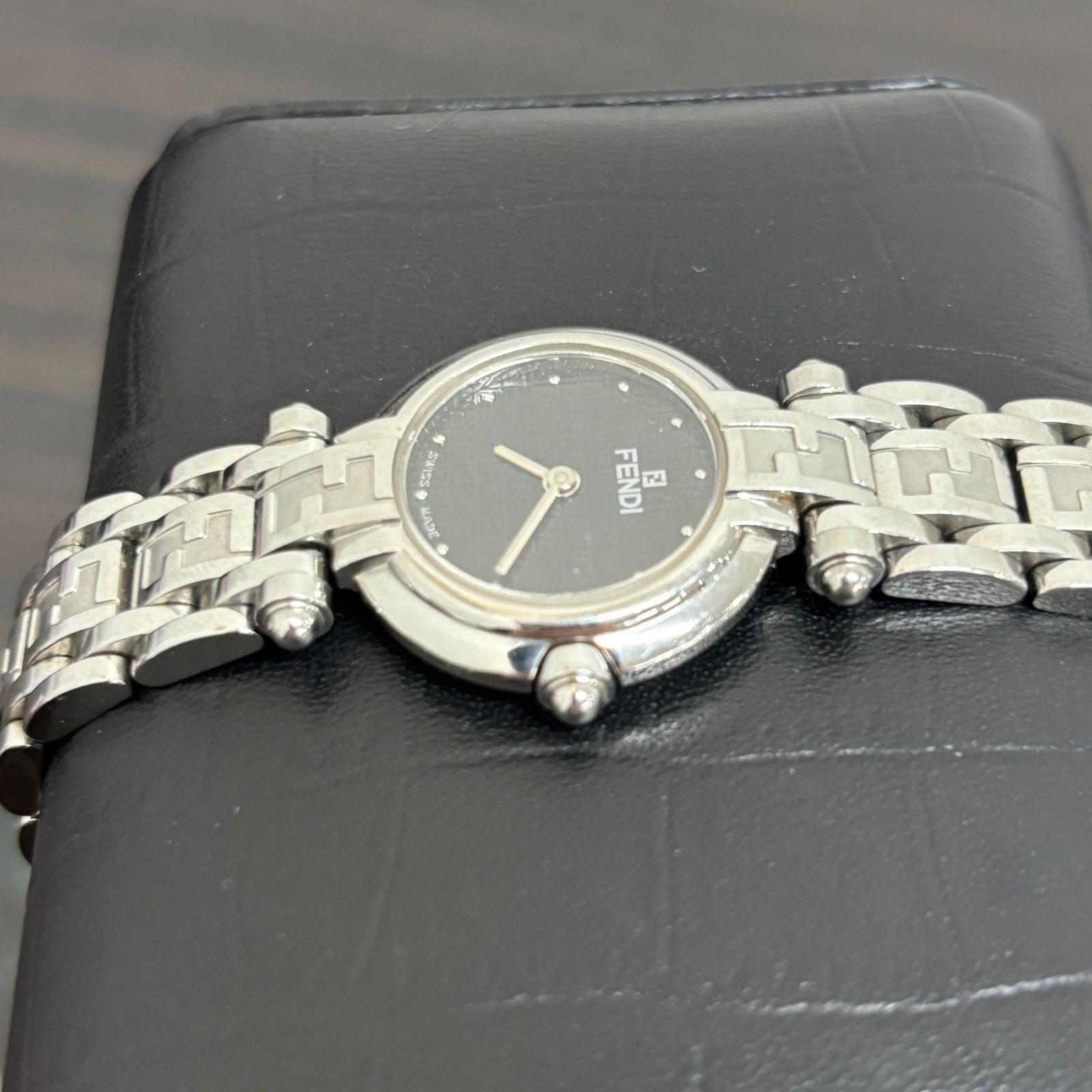 FENDI フェンディ 腕時計 ズッカ柄 シルバーカラー ブラック文字盤
