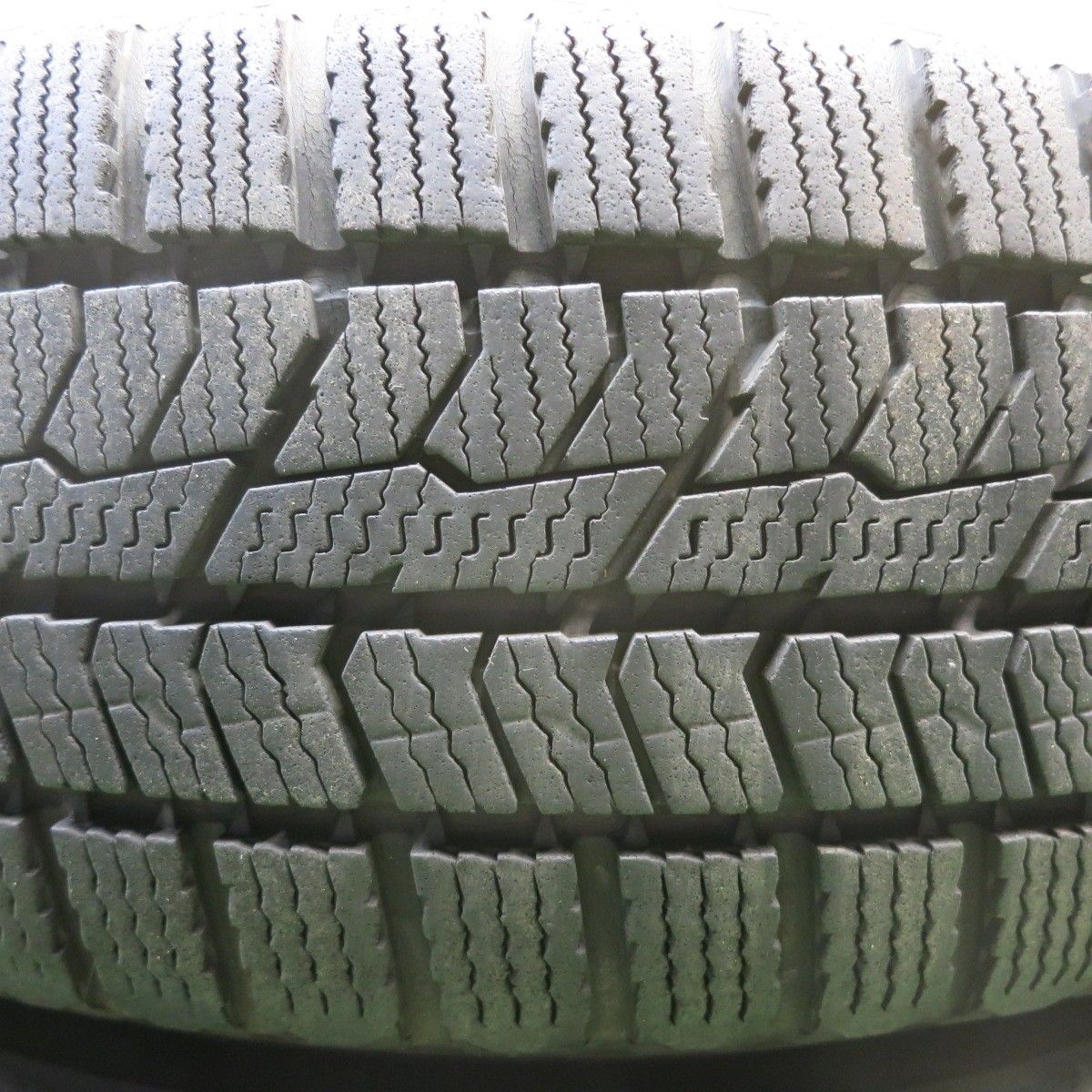 バリ溝！8.5分☆スタッドレス 185/70R14 トーヨー オブザーブ GIZ2