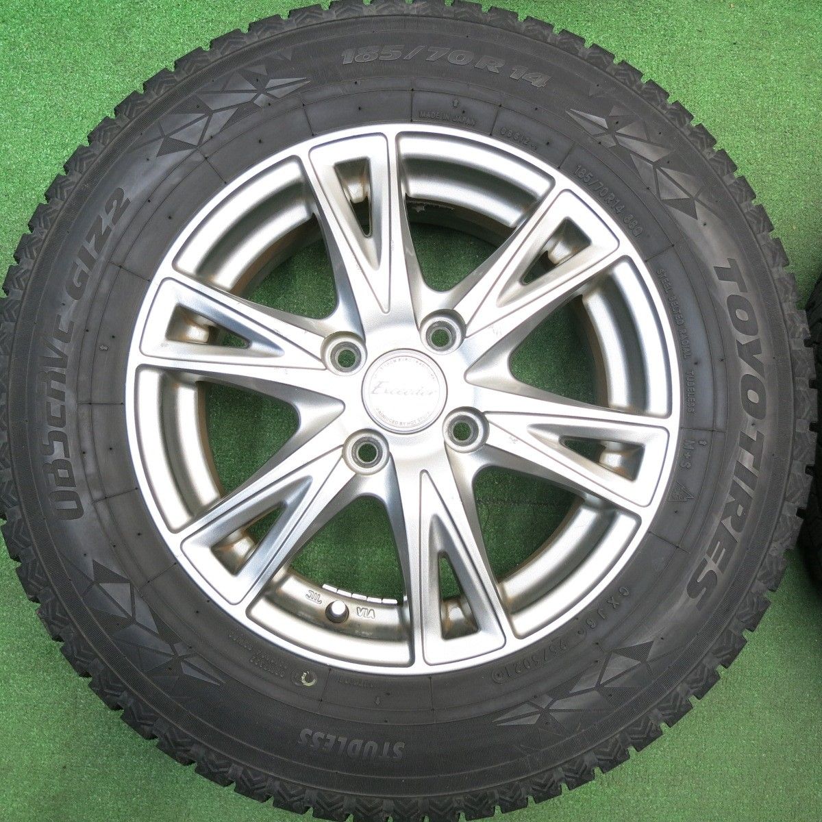バリ溝！8.5分☆スタッドレス 185/70R14 トーヨー オブザーブ GIZ2