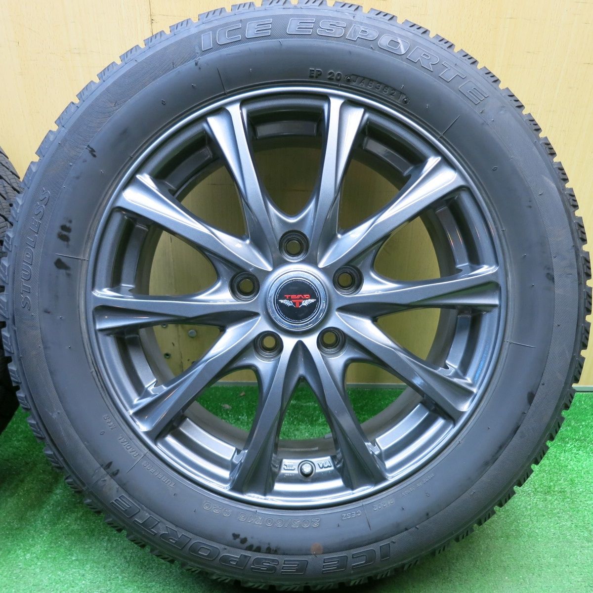 【年末年始セール】［バリ溝] 16インチ　スタッドレスタイヤ　1シーズンのみ使用 バリ溝！キレイ！8.5分☆スタッドレス 205/60R16 アイスエスポルテ