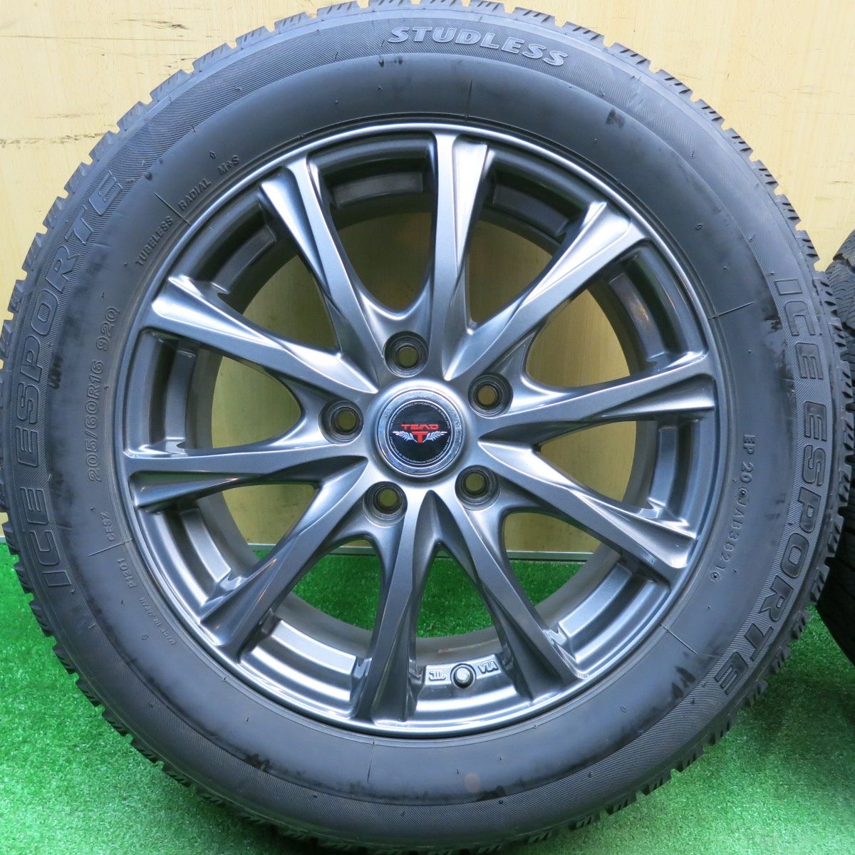 バリ溝！キレイ！8.5分☆スタッドレス 205/60R16 アイスエスポルテ