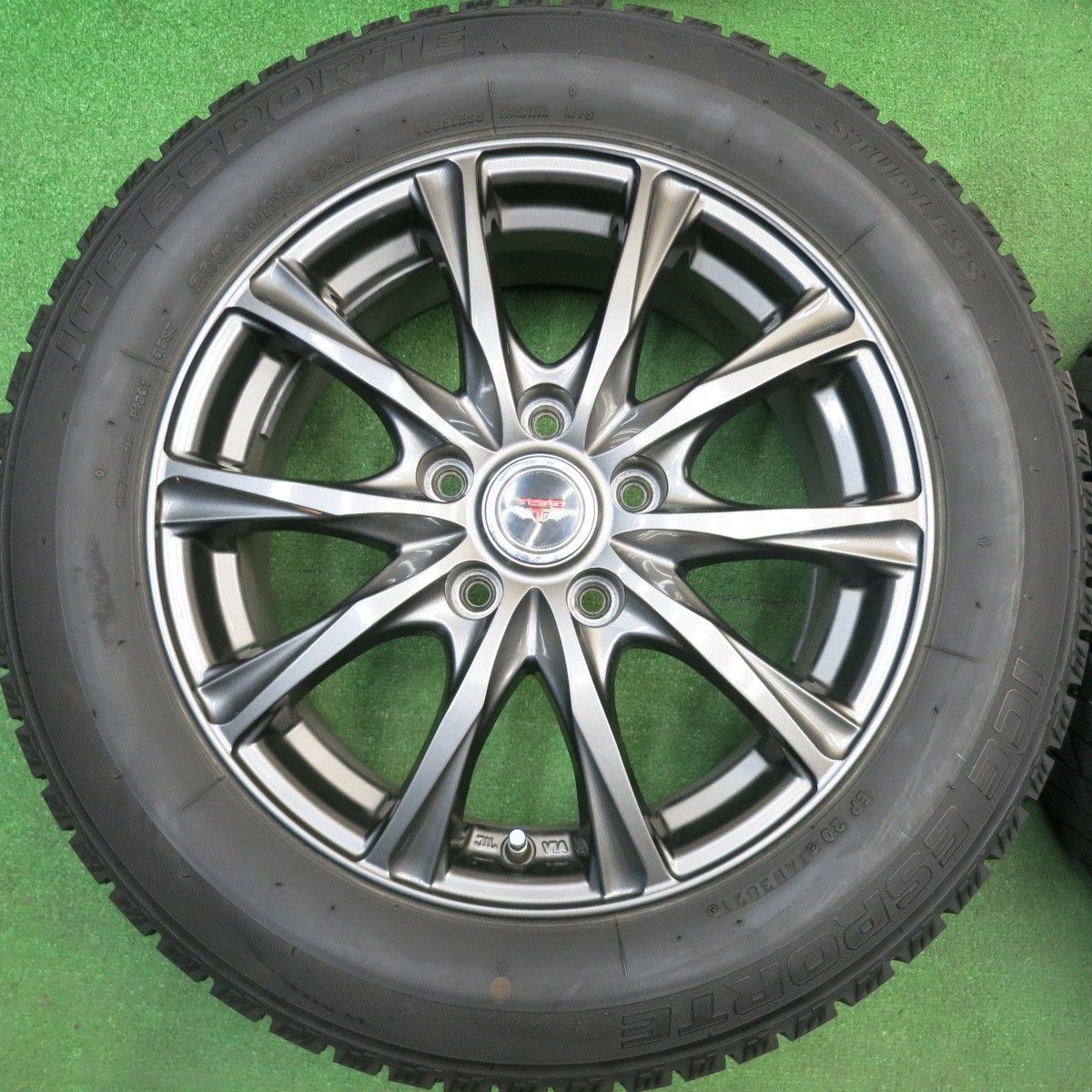 バリ溝！キレイ！8.5分☆スタッドレス 205/60R16 アイスエスポルテ