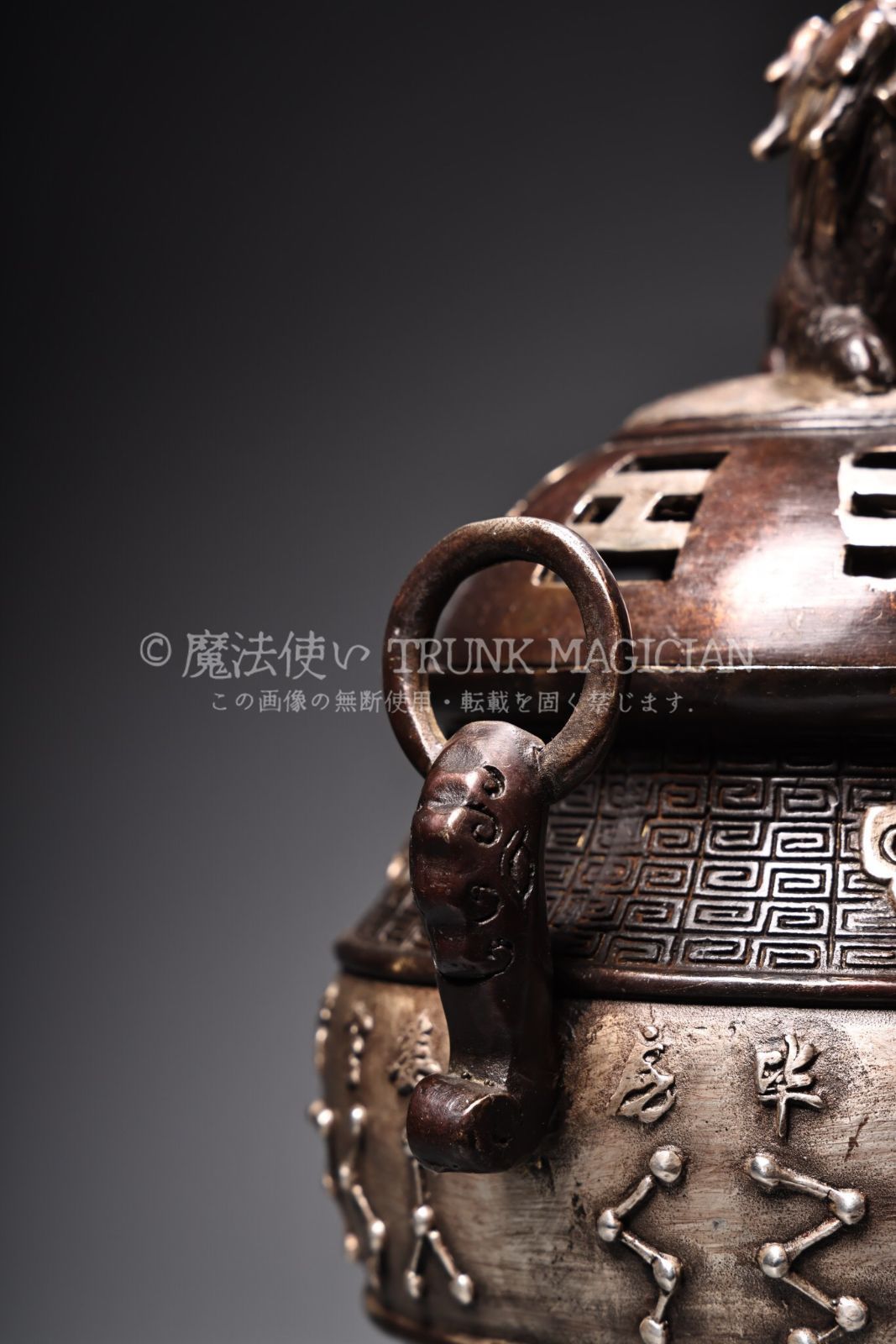 中国古美術・旧蔵純紫銅製・高浮彫鎏金香炉・純手作り・三本脚・置物・仏具・文房具 旧家蔵出し 銅製 銀鍍 雙耳 八卦三足熏香炉 香道具 逸品仏具 仏具一般