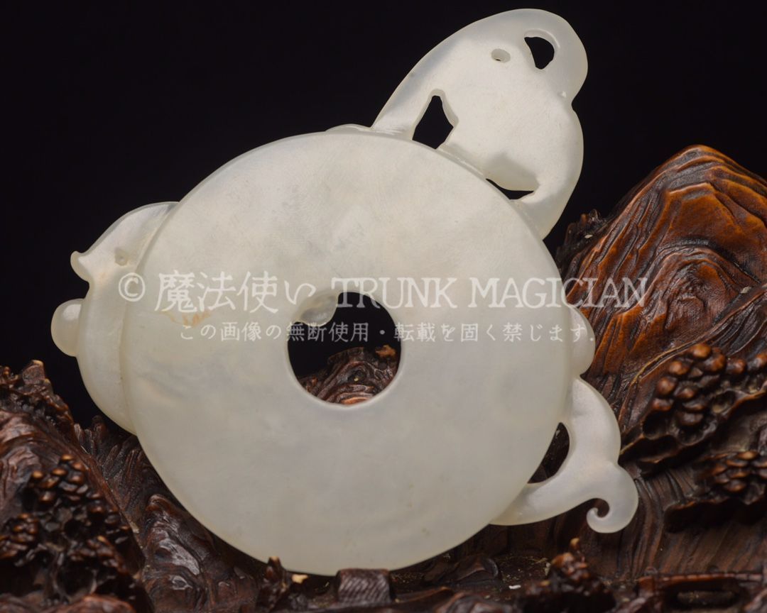 旧家蔵出し 和田玉細密彫 高古件 透空彫 瑞獣紋 玉璧 根付 置物 賞物