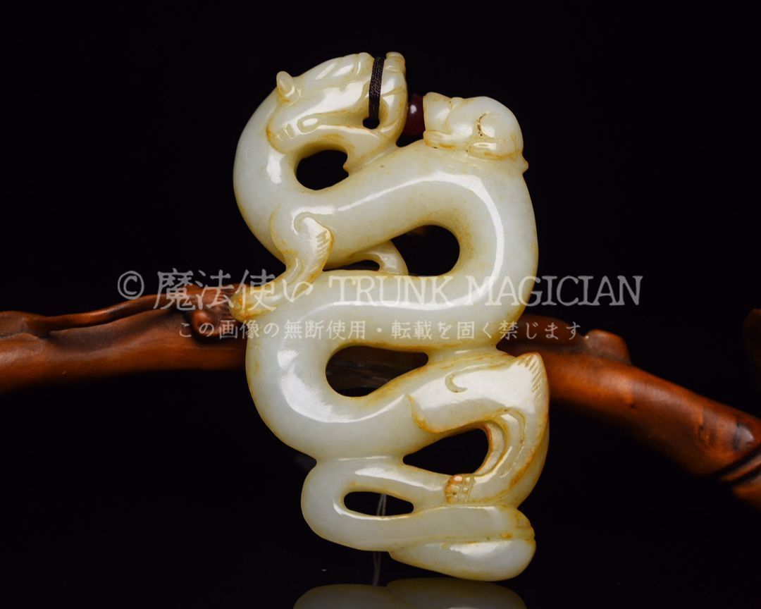 旧家蔵出し 和田玉細密彫 高古件 透空彫 飛龍在天 根付 置物 賞物 供養
