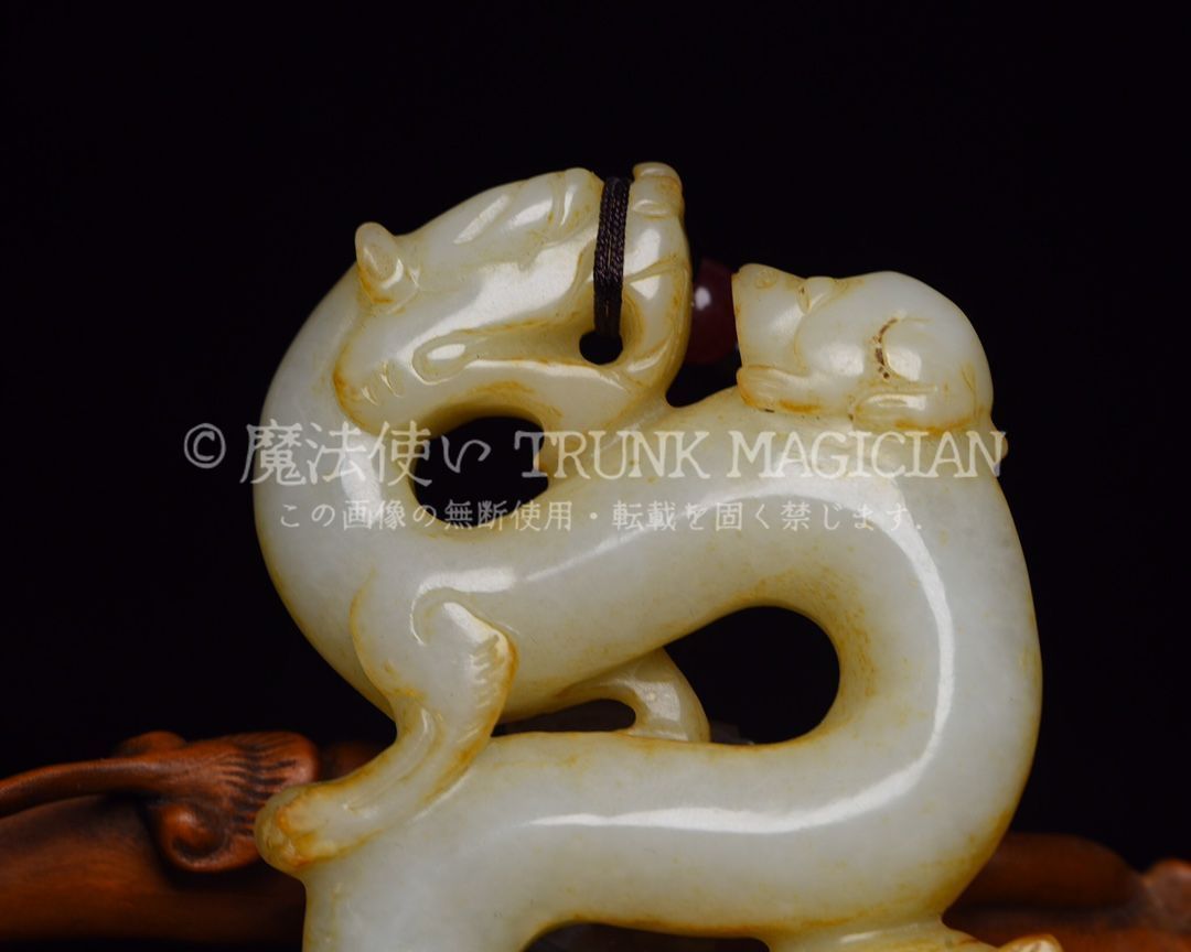 旧家蔵出し 和田玉細密彫 高古件 透空彫 飛龍在天 根付 置物 賞物 供養