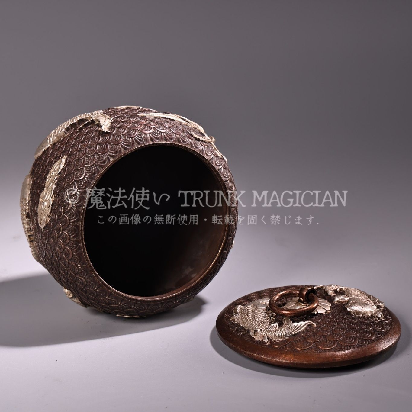 旧家蔵出し 紫銅製 浮彫 鏨刻 塗銀 金魚紋 罐 文房置物 賞物 造型精美