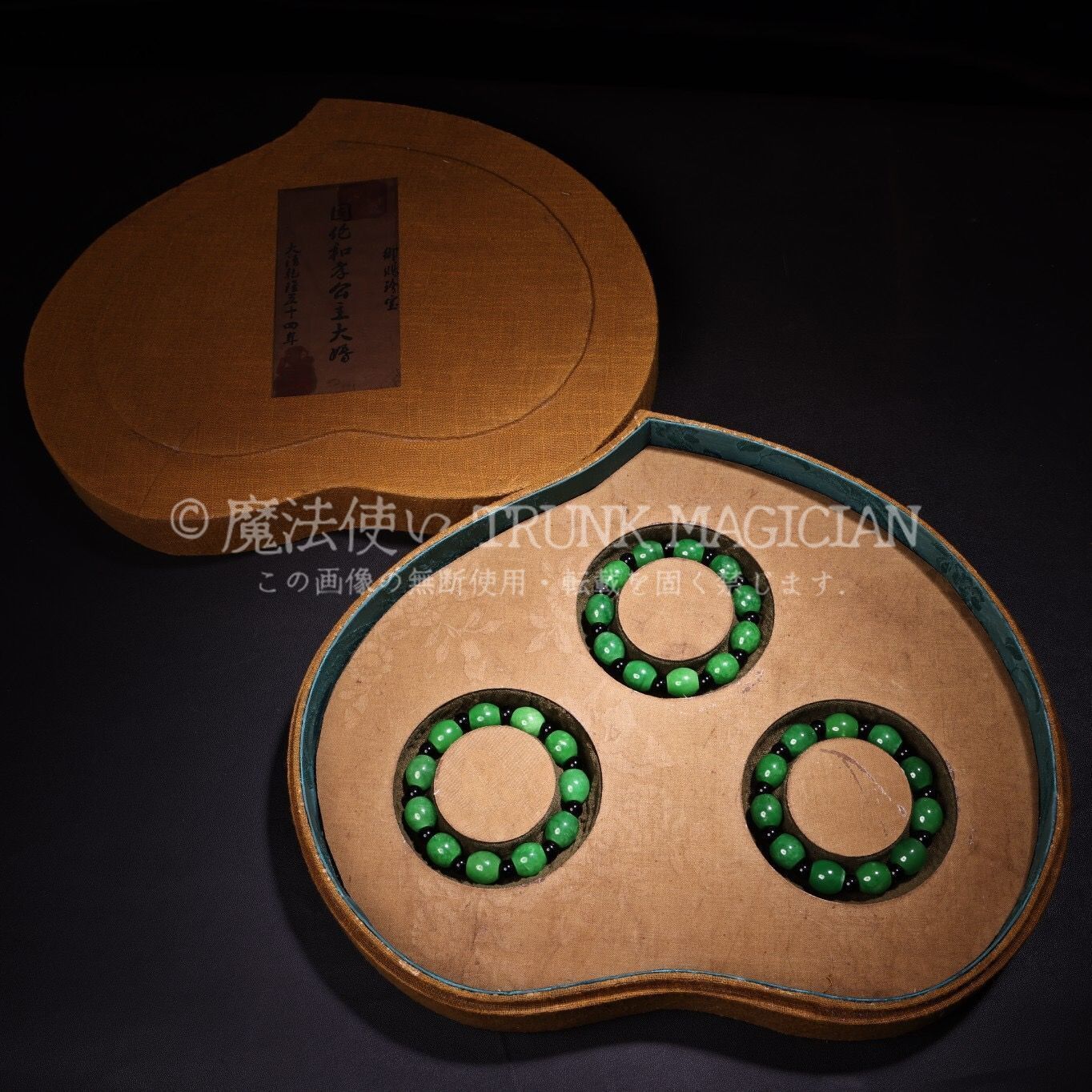 翡翠製女性像 約15cm 旧家蔵出し 翡翠製 細密彫 仏珠チェーン 箱付 根付 裝身具 供養品 古