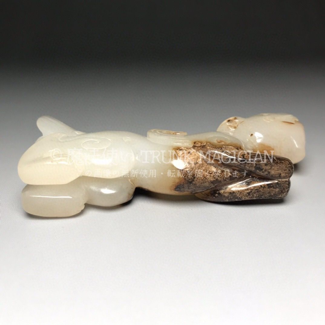 旧家蔵出し 和田玉細密彫 羊脂白玉 沁色自然 飛獣 彫刻 根付 裝身具 賞