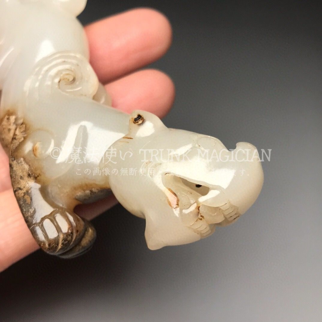 旧家蔵出し 和田玉細密彫 羊脂白玉 沁色自然 飛獣 彫刻 根付 裝身具 賞