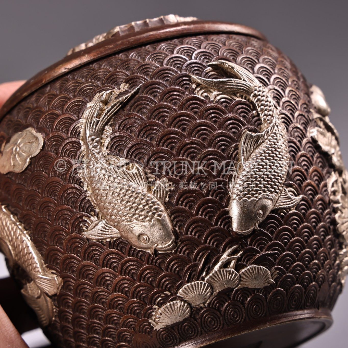 旧家蔵出し 紫銅製 浮彫 鏨刻 塗銀 金魚紋 罐 文房置物 賞物 造型精美