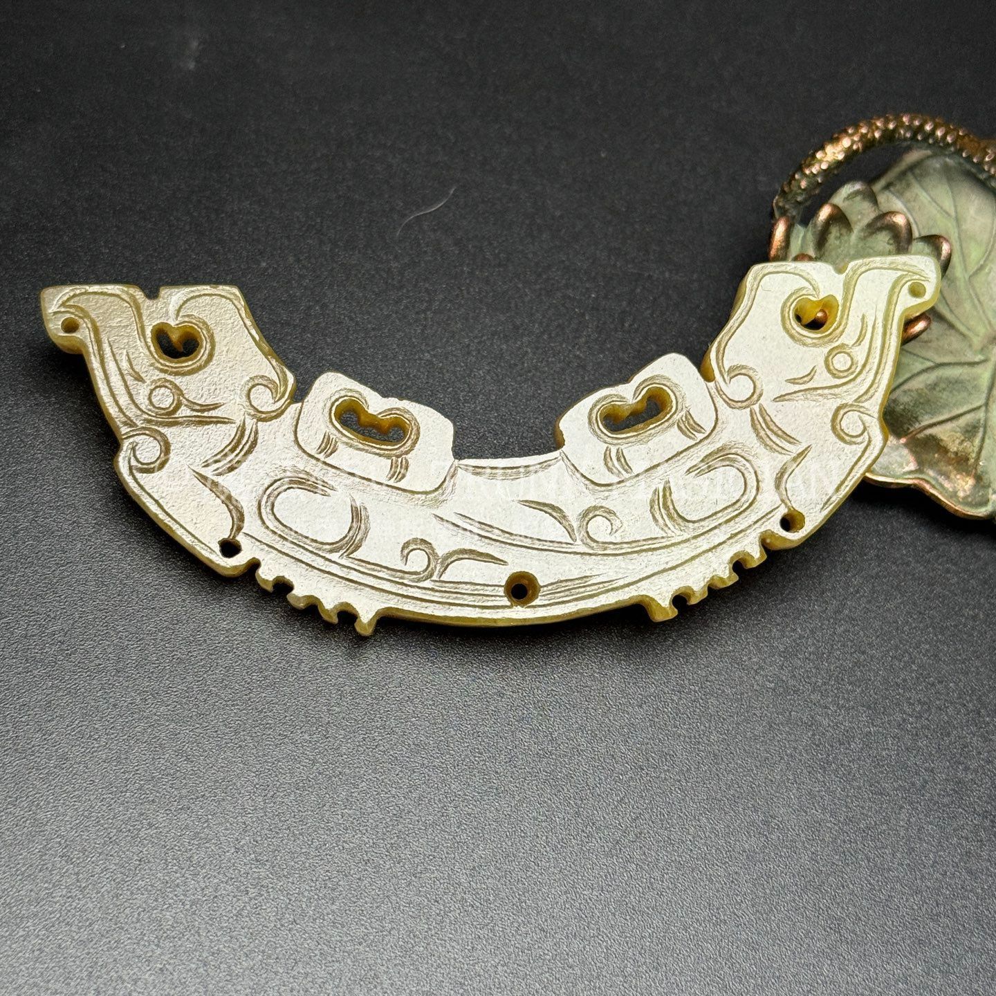 旧家蔵出し 和田玉細密彫 羊脂白玉 沁色自然 雙龍玉? 彫刻 根付 裝身具