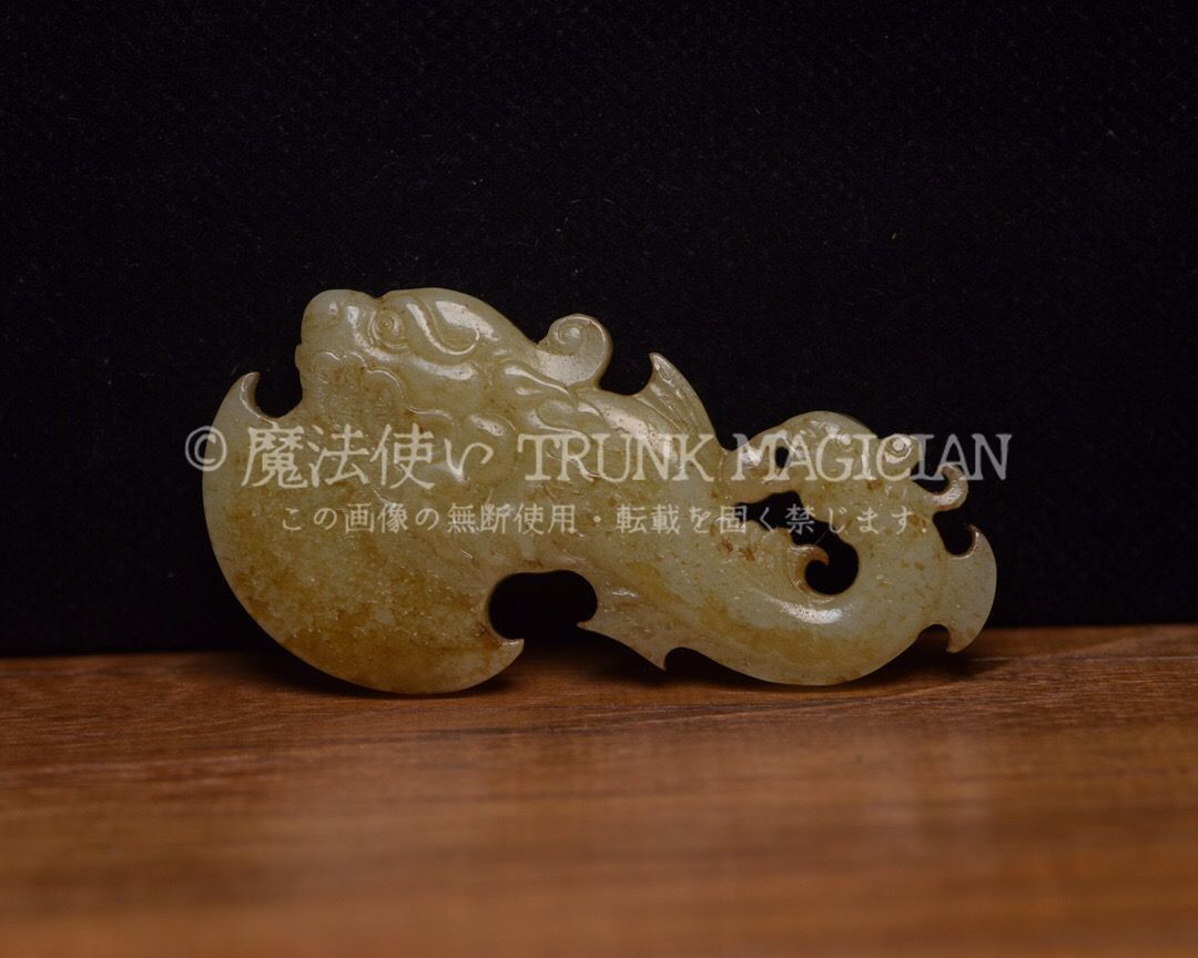 旧家蔵出し 和田玉細密彫 羊脂白玉 沁色自然 府上有龍 彫刻 根付 裝身