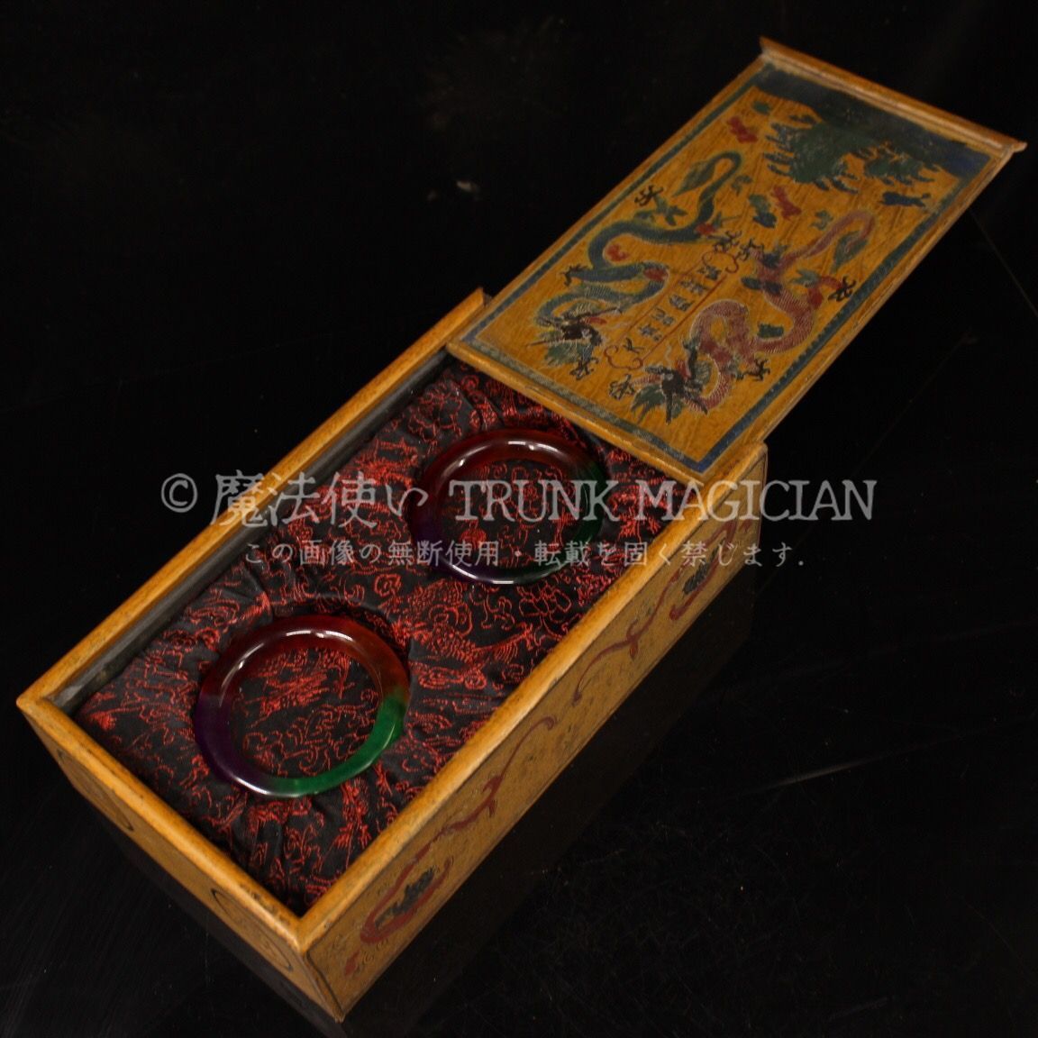 旧家蔵出し 翡翠製 細密彫 高冰 腕輪一對 漆器箱付 根付 裝身具 供養品