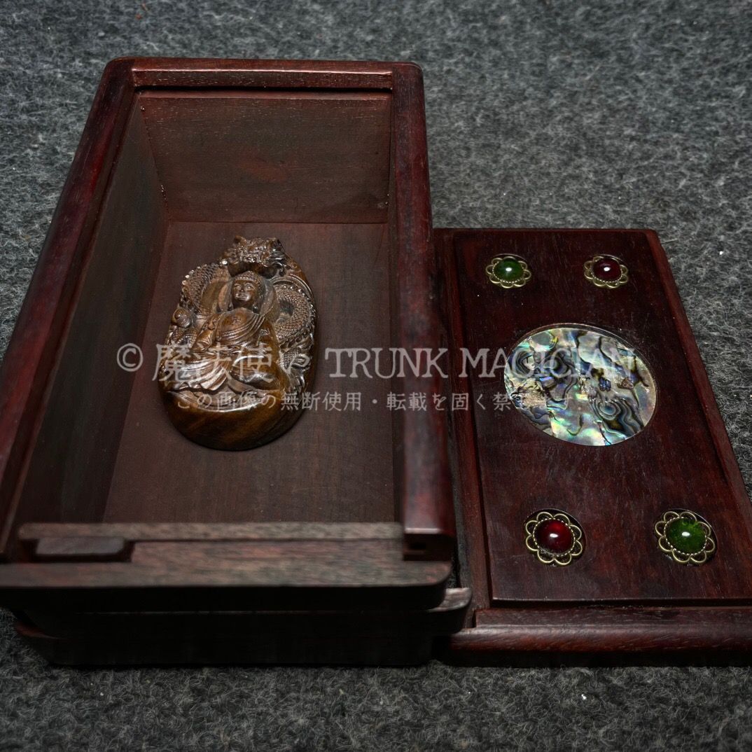 旧家蔵出し 沈む香木細密彫 觀音牌 寶石嵌 花梨木箱付 根付 裝身具