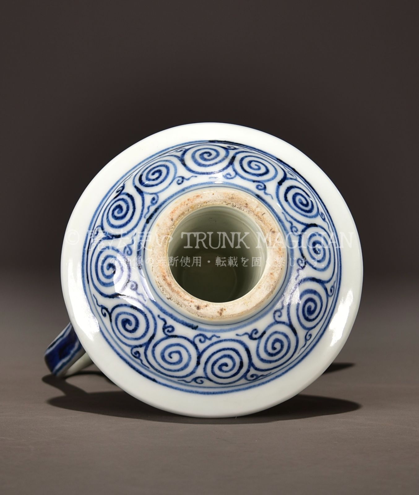 中国古美術・明宣徳製・青花巻草紋油灯・青白磁・唐物・骨董品・時代物・古陶磁・古玩 旧家蔵出し大明宣德年製 卷草紋 油燈 古陶瓷器 陶芸 造型精美 古美術品